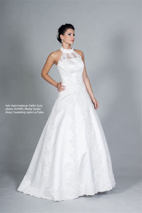 dve ženy si prezerajú katalóg svadobných šiat