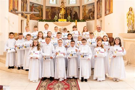 Tematická fotografia znázorňujúca kňaza a dieťa počas spovede alebo prípravy na sviatosť