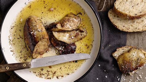 Servírovaná husacia pečeň foie gras s prílohou