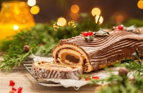 Rez tradičného vianočného dezertu Bûche de Noël