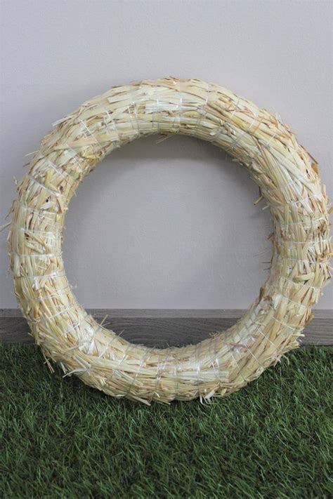 Schéma rôznych typov korpusov na vence: slamený, polystyrénový, prútený a drôtený základ.