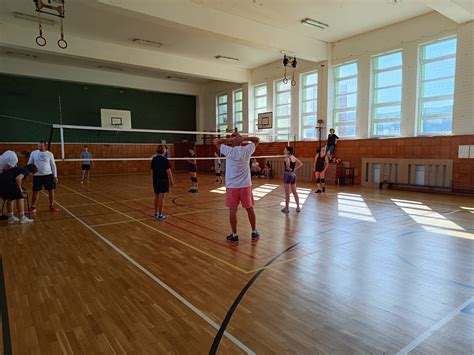 Volejbalový turnaj školských družstiev, žiaci v dresoch, lopta