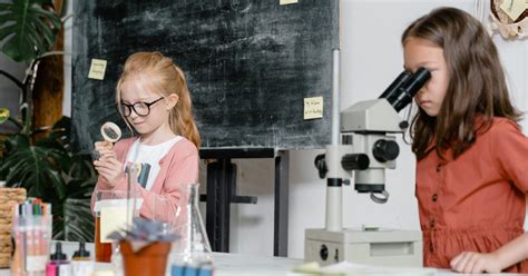 Žiaci súťažiaci v prírodných vedách, laboratórium