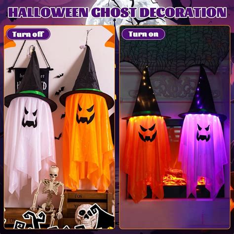 Študenti zabávajúci sa v noci v škole, halloween dekorácie