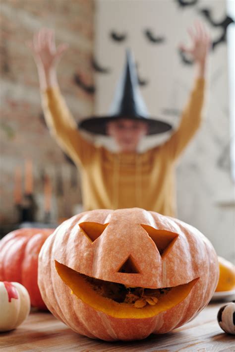 Tematická koláž halloweenskych masiek a dekorácií vhodných pre celú rodinu