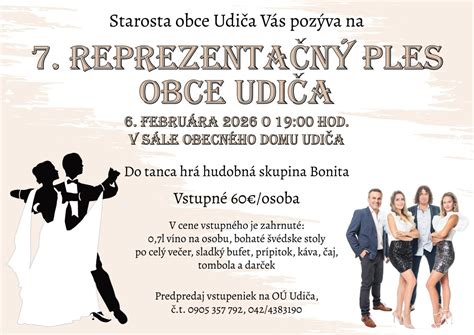 Starosta obce odovzdáva darček deťom