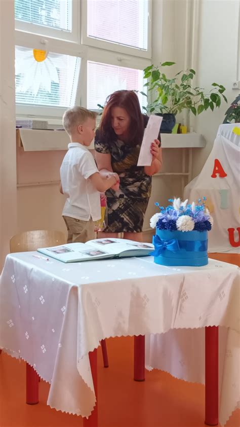 Deti sa lúčia s učiteľkami