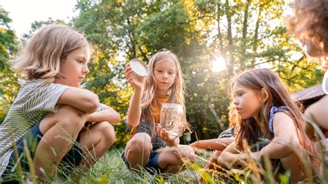 Deti na turistickej vychádzke v prírode