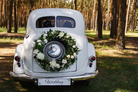 Svadobné auto s kvetinovou výzdobou a stuhami