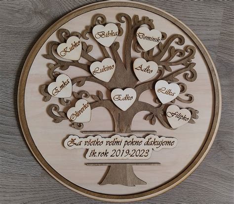 Drevený fotoalbum s gravírovanými menami a dátumom