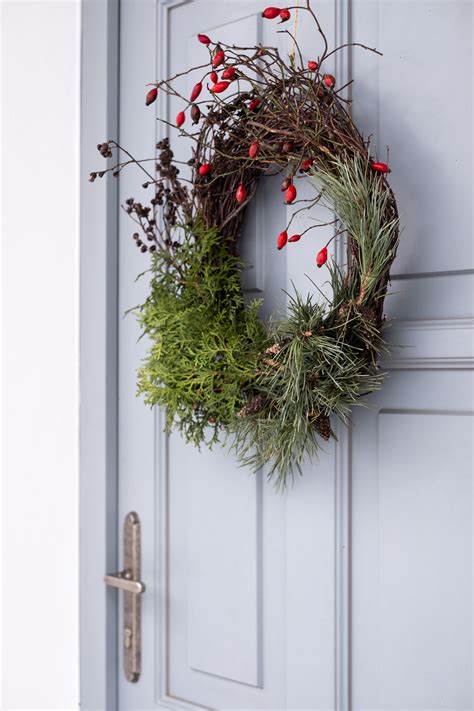 Tematické foto moderného venca na dverách