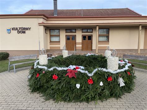 Nákres alebo schéma moderného adventného venca s rôznymi materiálmi