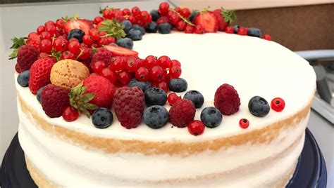 štýlová narodeninová torta s jednou sviečkou a farebnými ozdobami