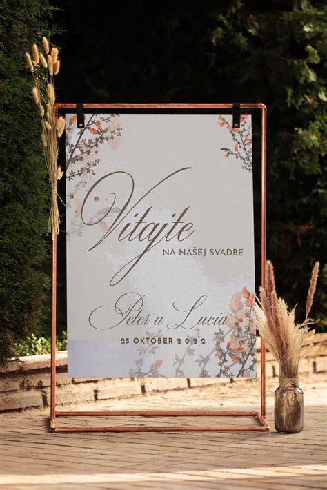 Svadobná tabuľa s kvetinovou výzdobou a elegantným prestieraním