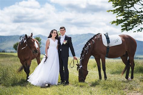 Svadobný pár pri romantickom fotení v prírode s emotívnymi výrazmi