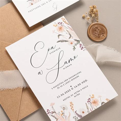 Svadobné oznámenie zo semienkového papiera s lupeňmi kvetov