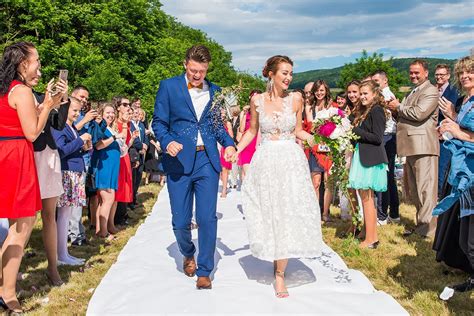 Romantická svadba v prírode na lúke s výhľadom