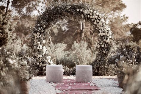 Boho svadobná výzdoba s kvetmi a prírodnými prvkami na svadobnej hostine