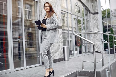 Žena v elegantnom business oblečení z kolekcie MONI