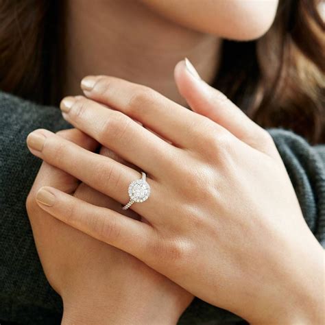 Zásnubný prsteň na ruke ženy