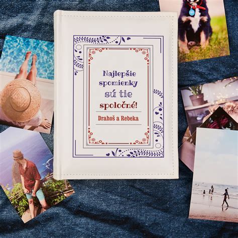 Pár spoločne prezerajúci staré fotografie v albume, symbolizujúci spoločné spomienky a históriu vzťahu.