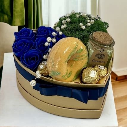 Elegantný box s ružami a makrónkami, doplnený o personalizovanú stuhu.