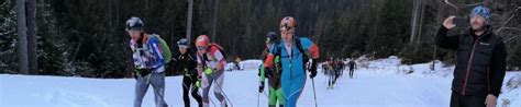 ilustračné foto: skupina turistov s čelovkami za súmraku v zasneženom lese
