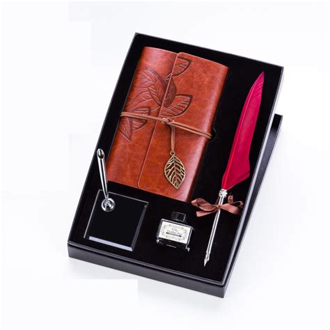 Tematické foto: otvorená stará kronika s perom a atramentom, vedľa šálka kávy a veselá ilustrácia