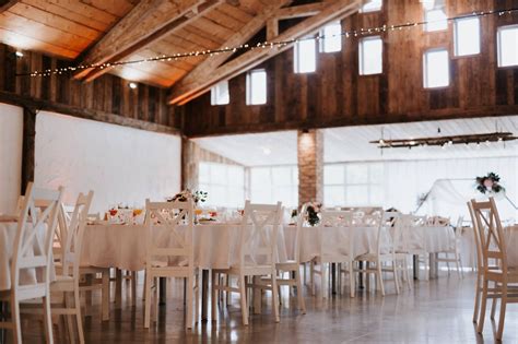 Interiér svadobnej stodoly s folklórnou výzdobou