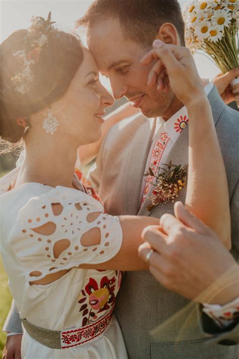 Ukážka folklórnej výzdoby stola s ľanovým obrusom a lúčnymi kvetmi