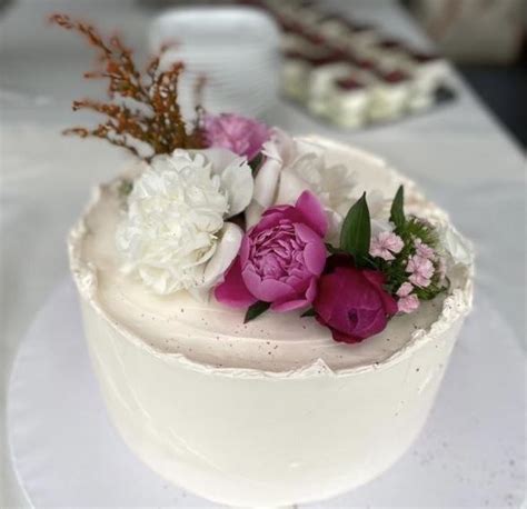 Svadobná torta s folklórnymi motívmi a kvetmi