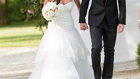 Nevesta s vrkočom a vyčesanými vlasmi, doplnenými folklórnymi prvkami