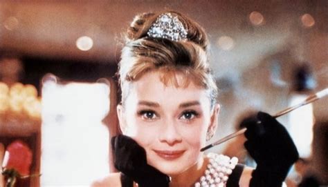 Ilustrácia zobrazujúca Holly Golightly v jej typickom štýle s cigaretovou špičkou a v malých čiernych šatách