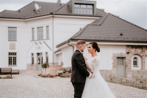 Hostina s prvým tancom mladomanželov a rozveselenými hosťami