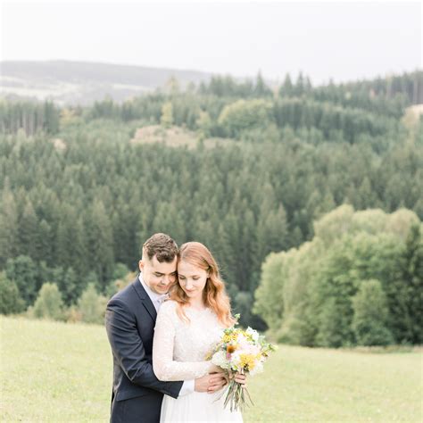 Romantické fotenie novomanželov v podvečernom svetle