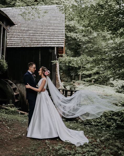 Svadobná fotografia usmievavého páru počas pracovného týždňa