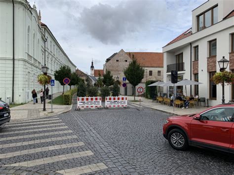 Fotografia: dobrovoľníci Strany čiernych panterov distribuujúci bezplatné raňajky deťom