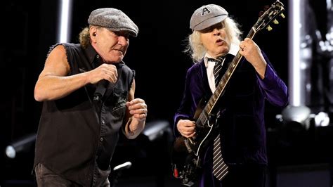 AC/DC kapela na pódiu počas energického vystúpenia
