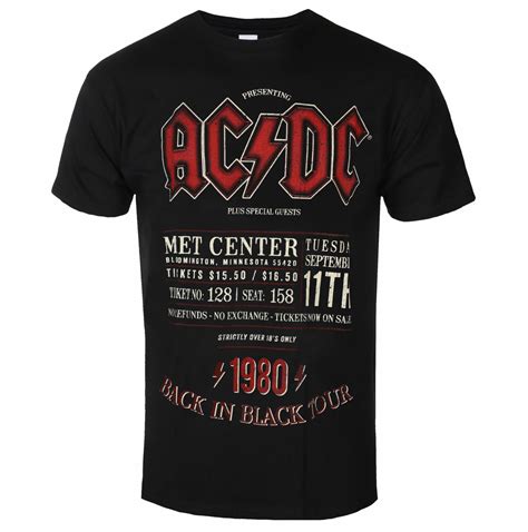 Koláž rôznych typov AC/DC merchandise: tričko, hrnček, šiltovka, retro plakát