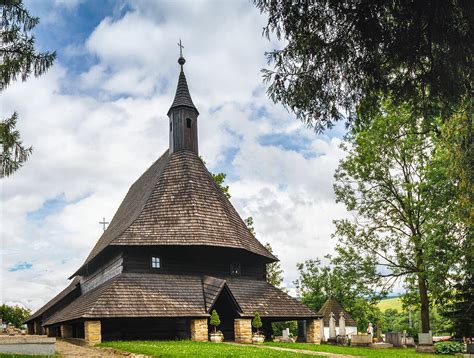 Tematické foto farského kostola Všetkých svätých v Jedľových Kostoľanoch