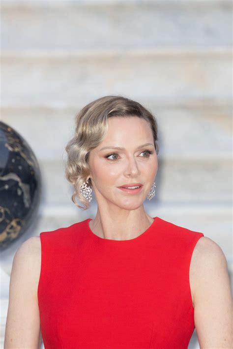 Fotografia kňažnej Charlene v svadobných šatách od Giorgio Armani počas cirkevného obradu.