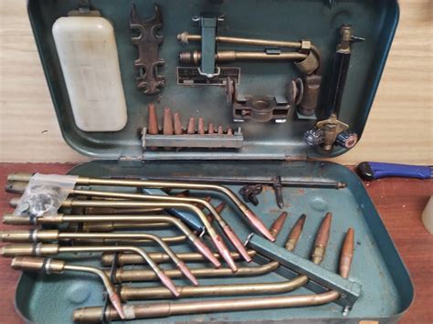 Fotografia rôznych kovových dielov pripravených na zváranie vianočného stromčeka.