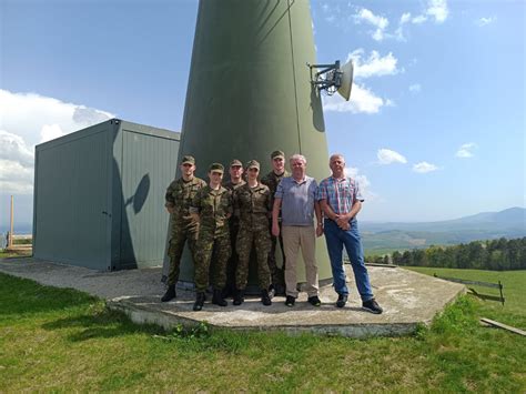 Ukážka techniky omotávania špagátu okolo polystyrénového kužeľa.