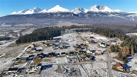 Tematická fotografia rezortu pri jazere s panoramatickým výhľadom na Tatry