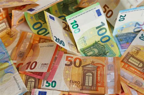 Dokumenty a pasy na stole, symbolizujúce administratívu pre svadbu v zahraničí