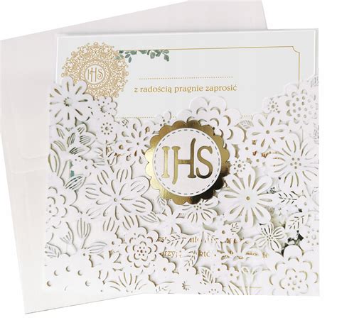 Ilustračná fotografia elegantnej pozvánky na prvé sväté prijímanie s decentným dizajnom a zlatými detailmi