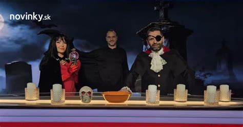 kresba rozkošných detí v halloweenskych kostýmoch, ako si pýtajú sladkosti