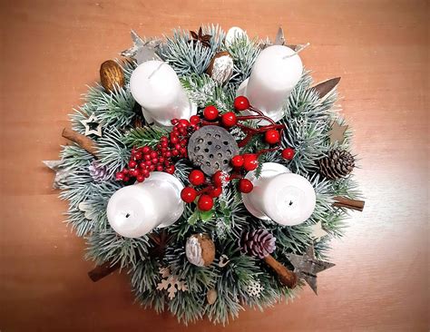 Schéma adventného venca s piatimi sviečkami, vrátane bielej Kristovej sviece v strede