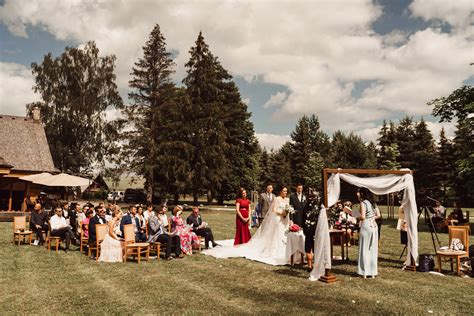 Tematické foto: svadobná hostina pod holým nebom s cateringom