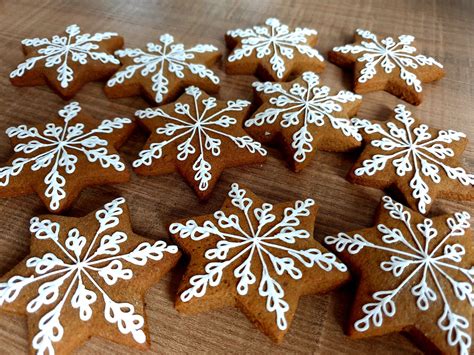 perníkové sušienky nadekorované v zaváraninovom pohári ako vianočná dedina